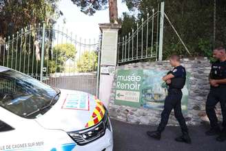 Policiais diante do Museu Renoir, em Cagnes-sur-Mer