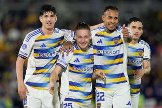 Santiago Ascacibar, do Boca Juniors, comemora gol com Sebastián Villa e Tomás Belmonte contra o Recoleta pela Sul-Americana. 