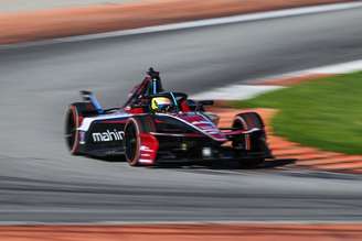 Edoardo Mortara pilota o carro #48 da Mahindra Racing durante os testes de pré-temporada da Fórmula E, no Circuito Ricardo Tormo, em outubro de 2025