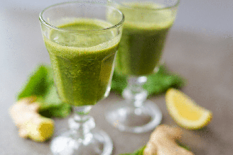 O suco verde de couve, limão e gengibre contribui para a saúde do organismo
