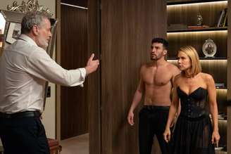 Ademir flagra Dora na cama com André em ‘Quem ama cuida’
