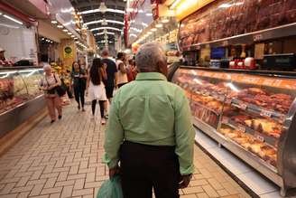 Transitam pelo mercado cerca de 5 mil pessoas todos os dias, como informa a presidente da Associação dos Comerciantes do Mercado da Lapa, Daniele Malvassoura; o dia de maior movimento é o sábado e mesmo assim é difícil encontrar algum tipo de aglomeração nos corredores