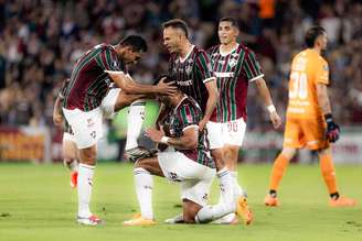 Hulk brinca de engraxar chuteira de Ganso após fazer gol com passe magistral do maestro tricolor –