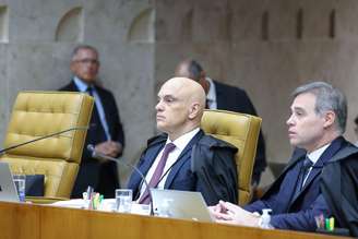 Alexandre de Moraes ao lado de André Mendonça