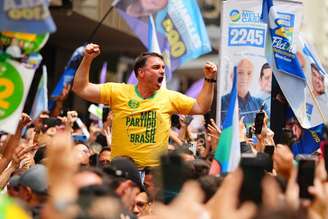 Flávio Bolsonaro em Juiz de Fora, no local onde o pai, Jair Bolsonaro, foi vítima de um atentado a faca em 2018