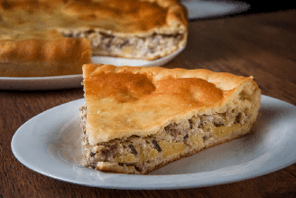 Torta proteica de carne moída com alho-poró