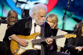 Bob Weir no palco em 2025. O cofundador do Grateful Dead estava trabalhando em uma "ópera rock" sobre sua vida com o compositor Aaron Raitiere antes de sua morte este ano