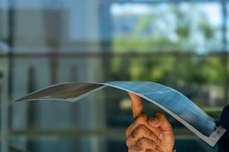 Mais finos que uma moeda e capazes de aderir a qualquer superfície: assim evoluiu a indústria de painéis solares flexíveis