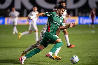Neymar Jr., do Santos, disputa a bola com José Manuel López, do Palmeiras, pela Copa do Brasil. 