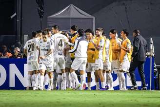 Gabigol, do Santos, comemora gol contra o San Lorenzo pela Sul-Americana. 