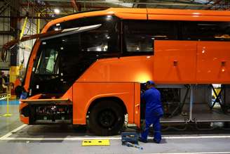 Trabalhador opera na linha de produção de carrocerias de ônibus na fábrica da Marcopolo, uma das maiores fabricantes de ônibus do mundo, com operações em vários continentes, em Caxias do Sul, Brasil, em 25 de março de 2026
REUTERS/Diego Vara