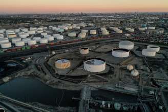 Vista aérea dos tanques de armazenamento no Terminal da Kinder Morgan e na Refinaria da Phillips 66 em Carson, Califórnia, EUA, em 11 de março de 2022. REUTERS/Bing Guan