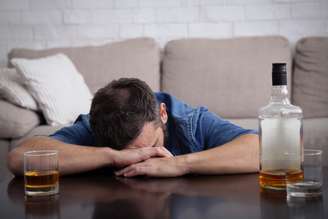 Consumo excessivo de álcool acelera o envelhecimento cerebral e o Alzheimer