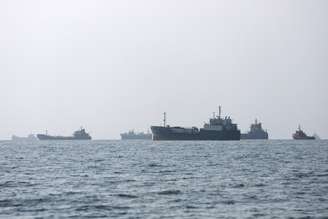Embarcações no Estreito de Ormuz, perto da praia de Bandar Abbas, no Irã
  5 de setembro de 2026   Majid Asgaripour/WANA via REUTERS