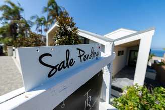 Placa indica uma casa com venda pendente em Encinitas, EUA
14 de julho de 2026. REUTERS/Mike Blake/Foto de arquivo
