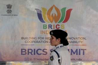 Membro da Força de Polícia de Reserva Central em frente a um outdoor antes da próxima Cúpula dos Brics em Nova Délhi
 9 de setembro de 2026. REUTERS/Bhawika Chhabra/Foto de arquivo