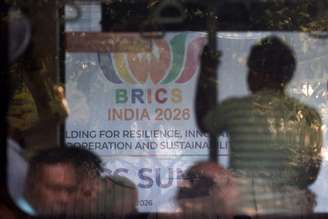 Cartaz sobre cúpula dos Brics é visto pela janela de ônibus em Nova Délhi, Índia
  8 de setembro de 2026   REUTERS/Bhawika Chhabra