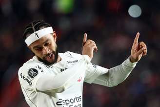 Estudiantes pede punição a Memphis Depay por gesto obsceno na Libertadores