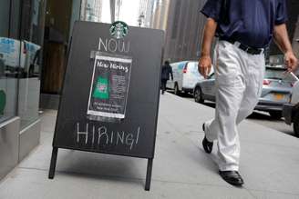 Anúncio de vaga de trabalho em um Starbucks de Nova York
 26 de maio de 2021. REUTERS/Andrew Kelly/Foto de arquivo