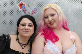 Fãs do KPop aguardam início dos shows na Cidade do Rock: na foto, Kamila Karvat e Juliana Saracine