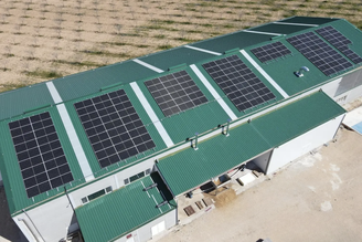 Uma unidade de processamento de pistache tornou-se uma ilha energética: 136 painéis solares e 108 kWh de baterias.