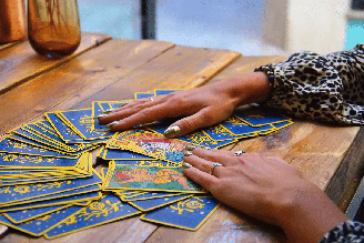 Algumas cartas mostram que o sábado será produtivo e cheio de possibilidades, enquanto outras pedem cuidado com sobrecarga