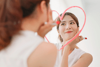 Elementos associados à beleza, à doçura e à vitalidade ganham novos significados em práticas voltadas ao amor-próprio