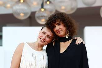 Mathilde Arcel e May el-Toukhy posam no tapete vermelho durante a cerimônia de encerramento do 83º Festival Internacional de Cinema de Veneza
12 de setembro de 2026 REUTERS/Yves Herman