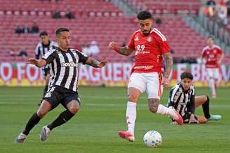 Matheus Bahia, do Internacional, disputa a bola com Igor Vinicius, do Santos, pelo Brasileirão.