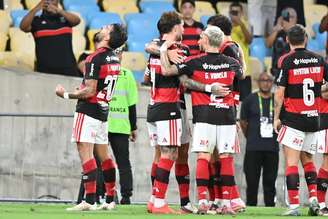 Lucas Paquetá, do Flamengo, comemora gol contra o Mirassol pelo Brasileirão. 