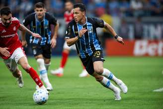 Marlon, do Grêmio, durante partida contra o Internacional pela Copa do Brasil. 