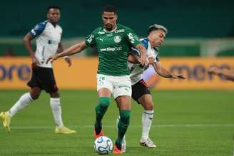 Murilo, do Palmeiras, disputa a bola com Lucas Rodríguez, da LDU, pela Libertadores. 
