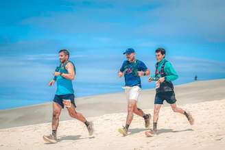 Maior evento do ano do trail run no litoral sul de Santa Catarina dobra de tamanho, atrai participantes de 18 estados e do exterior e combina alta performance com o espetáculo das baleias-francas (Foto: Antonio Carlos de Oliveira e Tatiane Joslin/Foco Radical/Desafio Rota da Baleia)