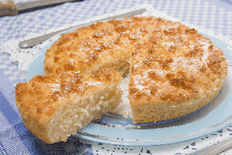 Macio por dentro e tostado por cima, o bolo de coco com farofa crocante é a pedida certa para o fim de semana