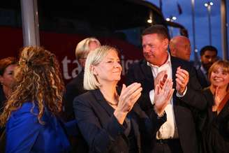 Líder da oposição e do Partido Social-Democrata da Suécia, Magdalena Andersson, aplaude enquanto aguarda os primeiros resultados das eleições gerais em Estocolmo
13 de setembro de 2026 REUTERS/Denis Balibouse