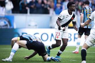 Thiago Mendes comemora o gol que abriu o caminho da virada –