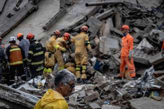 TB, SAO PAULO, SP, BRASIL, 12/09/2026 METRÓPOLE - DESABAMENTO NA ZONA LESTE/ CHUVA - Um prédio em construção desabou atingindo uma casa após forte chuva no bairro da Penha, zona leste de São Paulo. Até o momento, 2 pessoas foram retiradas sem vida dos escombros, outras 2 pessoas ficaram feridas.