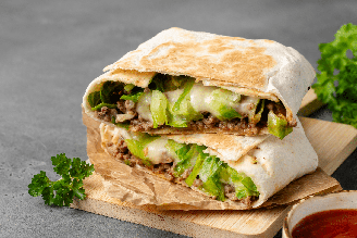 Wrap de carne moída com queijo e alface