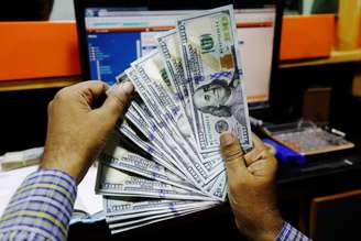 Corretor mostra notas de dólar americano em uma casa de câmbio em Karachi, no Paquistão, em 3 de dezembro de 2018. REUTERS/Akhtar Soomro