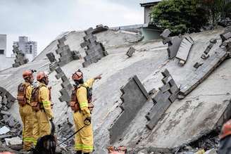 Seis pessoas morreram após um prédio em construção desabar sobre uma casa na Penha.