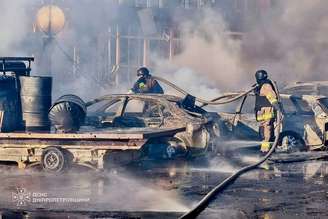 Socorristas ucranianos trabalham para extinguir um incêndio no local de um ataque aéreo