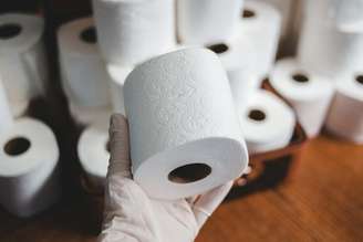Por que tem gente colocando um rolo de papel higiênico na geladeira? O motivo faz todo sentido