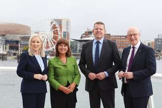 Michelle O'Neill, Mary Lou McDonald, Rhun ap Iorwerth e John Swinney posam para foto em Cardiff