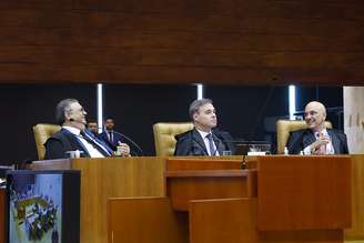 Mendonça sentará entre Dino e Moraes em sessão plenária em meio a crise histórica no STF