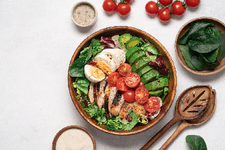 Colorida e nutritiva, essa salada proteica combina frango, abacate e tomate-cereja em um só prato