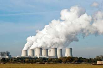 Torres de resfriamento de uma usina de energia: a termodinâmica rege o funcionamento das primeiras máquinas a vapor à geração de eletricidade moderna e sua teoria teve um de seus principais pontos de inflexão pelas mãos de Constantino Tsallis. Unlimphotos