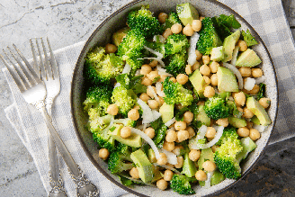 Salada de grão-de-bico com brócolis e abacate
