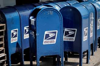 Caixas de correio do Serviço Postal dos Estados Unidos (USPS) são vistas do lado de fora de uma agência do USPS no bairro do Bronx, na cidade de Nova York
17 de agosto de 2020
REUTERS/Mike Segar