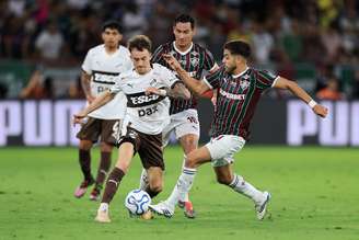 Guido Mainero, da Platense, e Nonato, do Fluminense, em disputa de bola no jogo de ida das quartas de final da Libertadores de 2026, no Maracanã - 