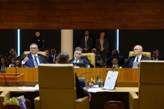 Dino, Mendonça e Moraes em sessão plenária no STF nesta terça-feira, 15